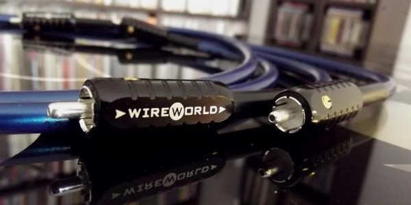 Amerikalı Wire World firmasının kablolarını incelemeye devam ediyoruz. Bu kez aynı seriden bir ikiliyi konuk ediyoruz. Oasis 7 ara bağlantı kablosu ve Oasis 6 hoparlör kablosu. Bu ikili Wire World firmasının giriş seviyesindeki modellerinin biraz üstünde konumlanan ürünler. İlk önce ara bağlantı kablosu ile başlıyoruz, arkasından hoparlör kablosuna geçeceğiz ve...