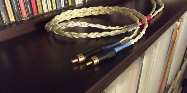 Normal koşullarda Stereo Mecmuası’nda mercek altına aldığımız tüm ürünleri en az bir hafta olmak üzere konuk ediyoruz ancak ortalama süreyi 10 gün olarak verebilirim. Bu süre ürünleri test etmek için, onlarla yaşayıp artı ve eksilerini görebilmek için asgari süre olarak düşünülebilir. İşin içerisine kablolar girdiğinde süreler daha da uzayabiliyor. Silverfi...