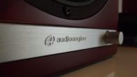 AudioEngine firmasının yeni hoparlörleri HD6, Türkiye’ye gelir gelmez hemen bir çiftini Stereo Mecmuası karargahında buldum. Yeni HD6 modeli firmanın onuncu kuruluş yıldönümü için üretilmiş bir aktif hoparlör sistemi. Geçmişten bugüne üretilmiş tüm AudioEngine hoparlörleri denemiş ve kullanmış bir insan olarak bu yeni hoparlörler, firmanın daha önce üretilmiş olduğu hiçbir hoparlöre benzemiyor. […]