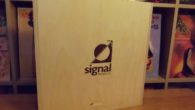 Stereo Mecmuası’nda ilk kez konuk ettiğimiz bir marka olan Signal Projects’in Alpha serisi hoparlör kablosu ve Lynx serisi elektrik kablosuna bir bakış atacağız. Açık konuşmak gerekirse ben daha önce markanın herhangi bir ürününü denemediğim için benim için de ilginç bir deneyim olacak. İlk önce firmayı yakından tanıyalım. Signal Projects’in ortaya […]